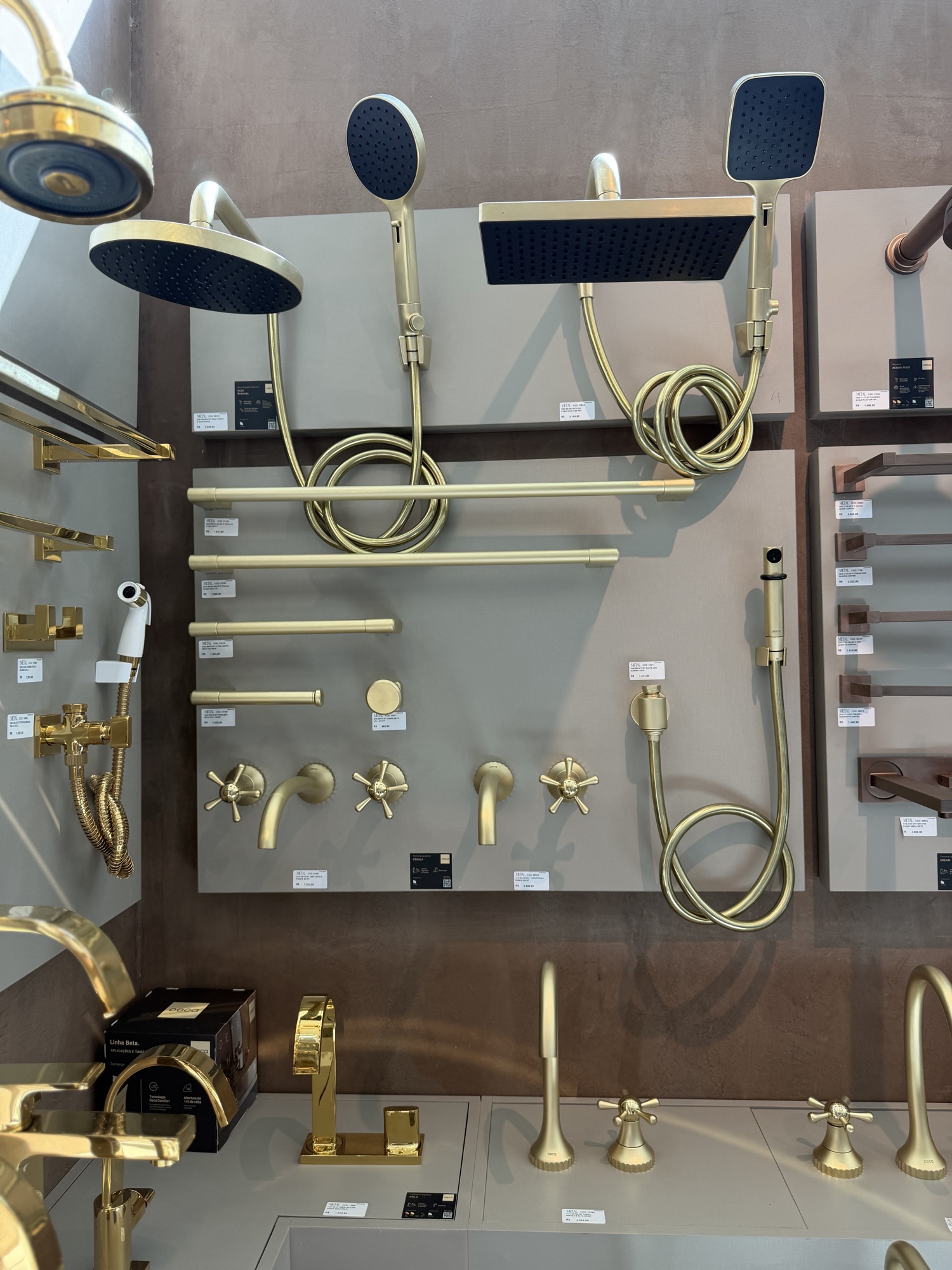 Painel de metais, chuveiros e duchas Deca Exclusive no showroom da unidade Eusébio